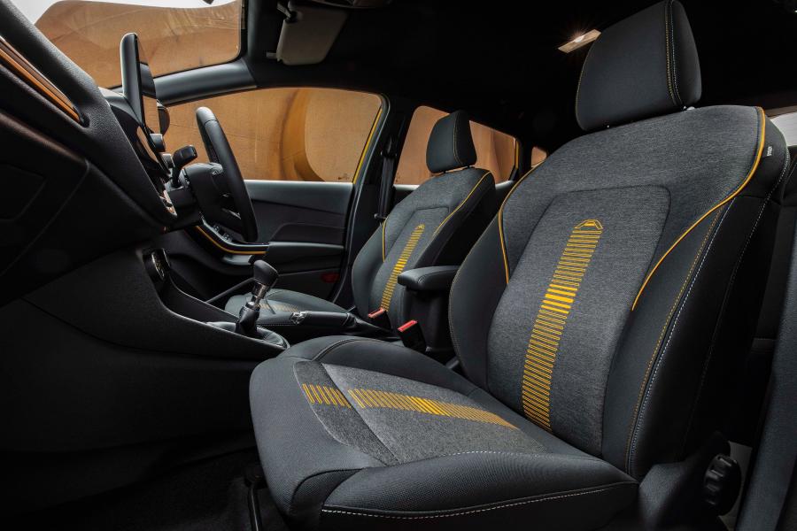 Интерьер Ford Fiesta Active 2018 года  (UK) (фото 33 из 40)